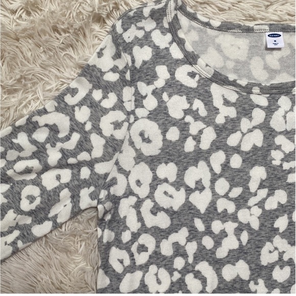 🌸3/$25 Old Navy Gray & White Leopard Print Top, Long Sleeve Tee, Size M - Picture 5 of 14